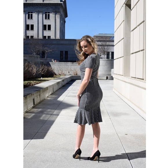 Knee Length Checkered Dress Figure Flattering - Picture 2 of 4